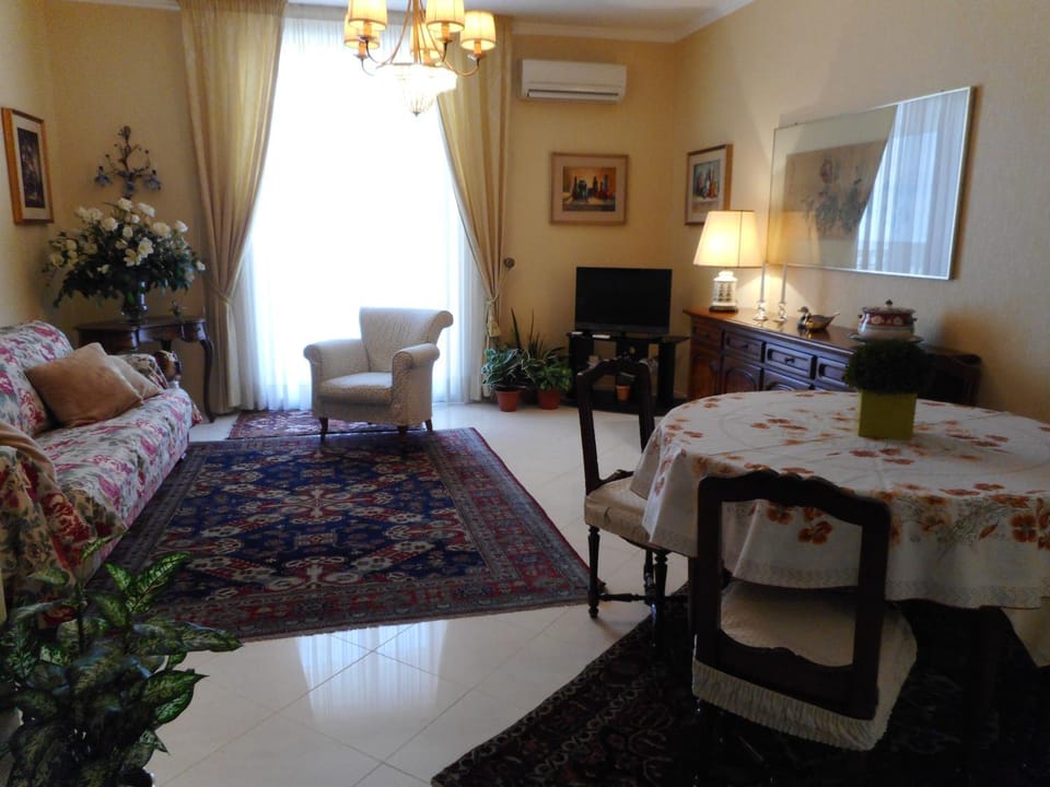 Communal lounge/ TV room, Living room, Photo of the whole room