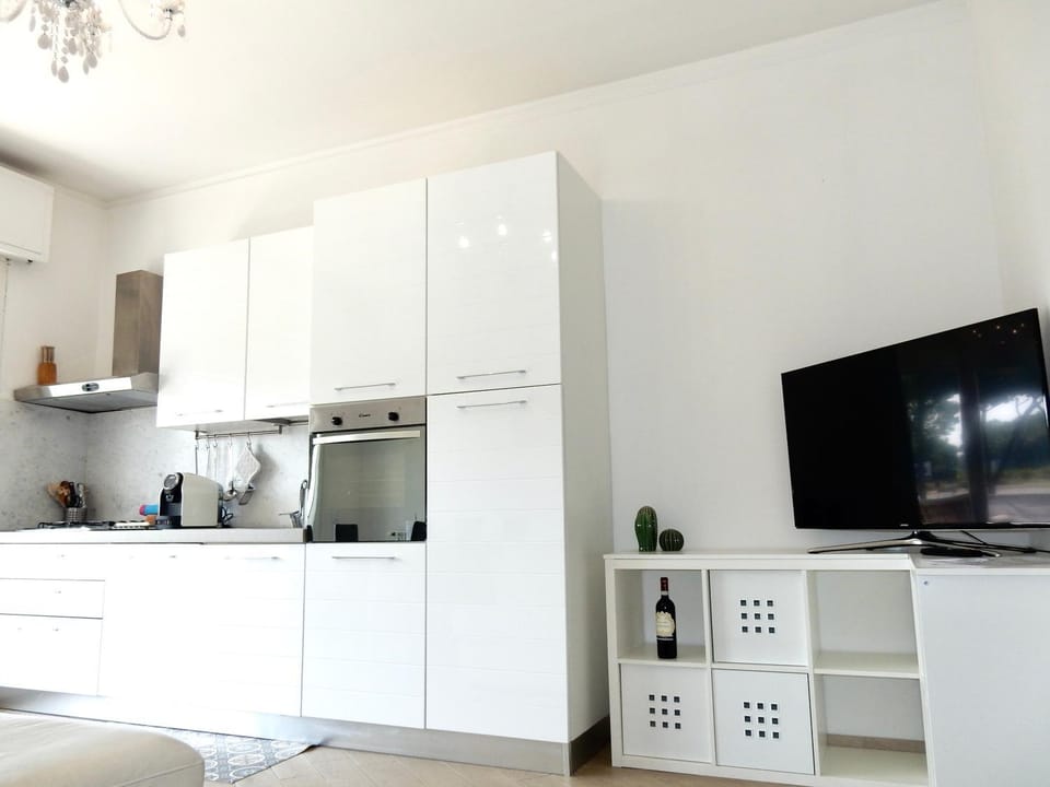 Communal lounge/ TV room, kitchen