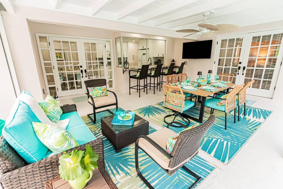 Oleander Drive - Coquina Sands House in Naples
