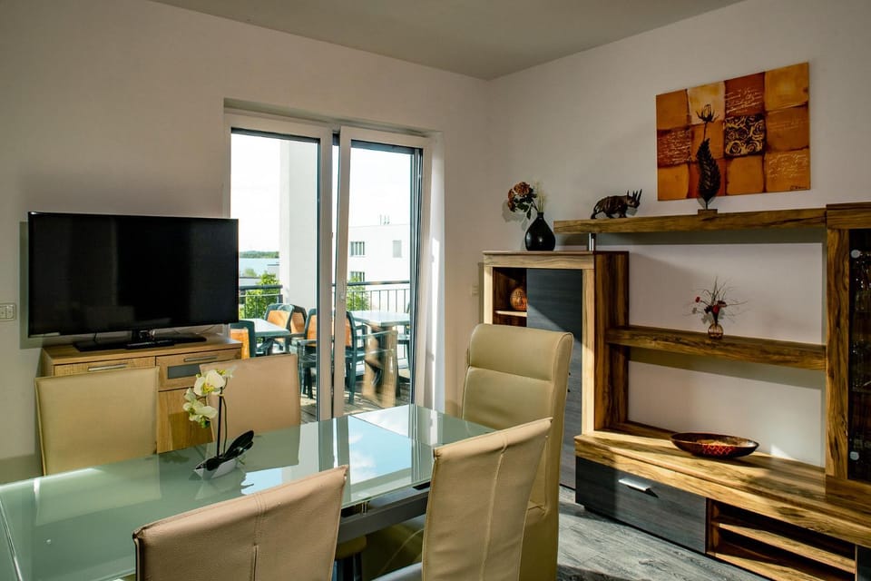 TV and multimedia, Seating area, Dining area