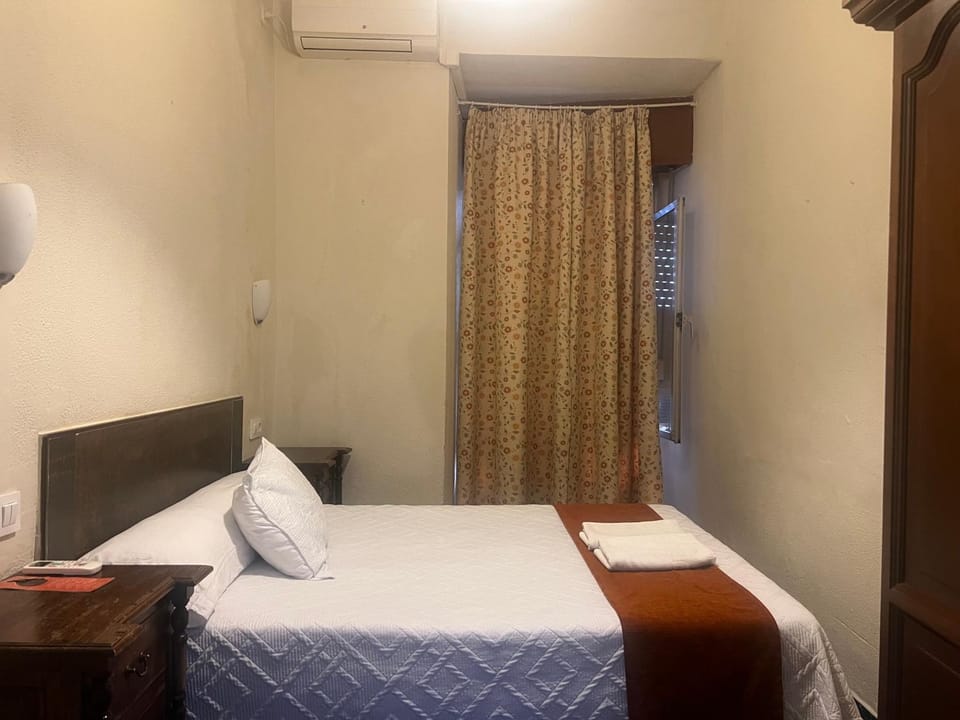 Photo of the whole room, air conditioner
