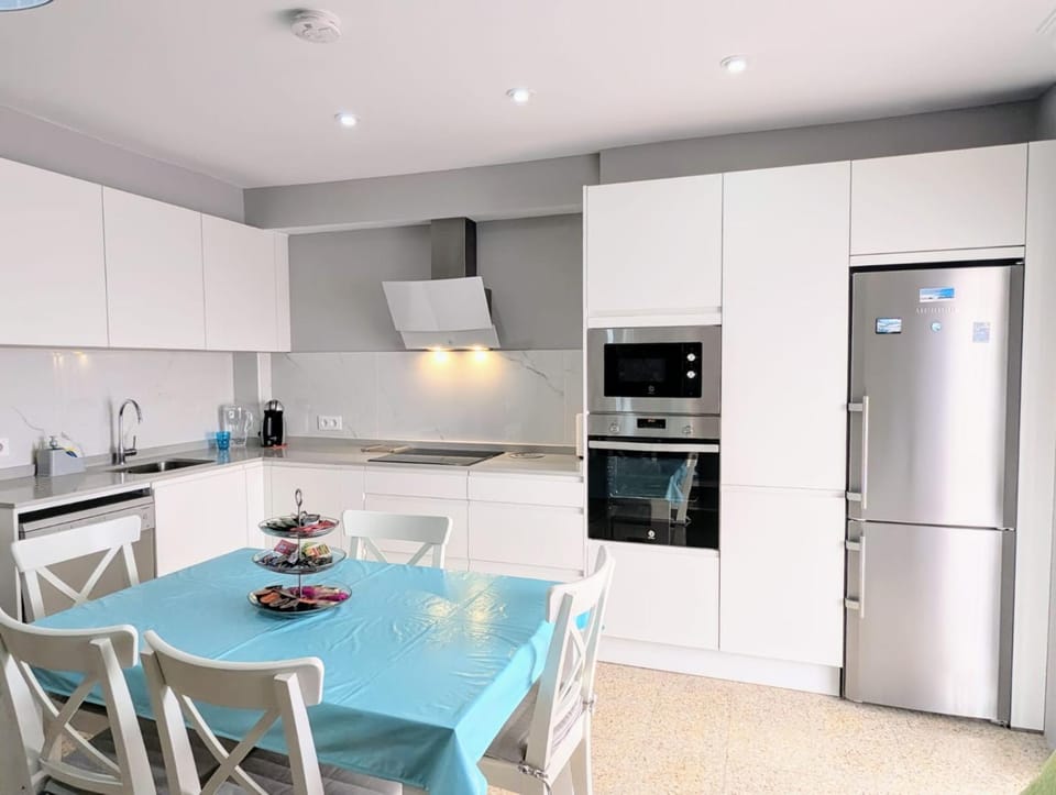Coffee/tea facilities, Kitchen or kitchenette, dishwasher, oven, stove