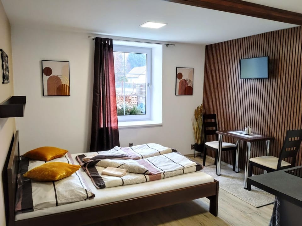 Bed, TV and multimedia, Seating area