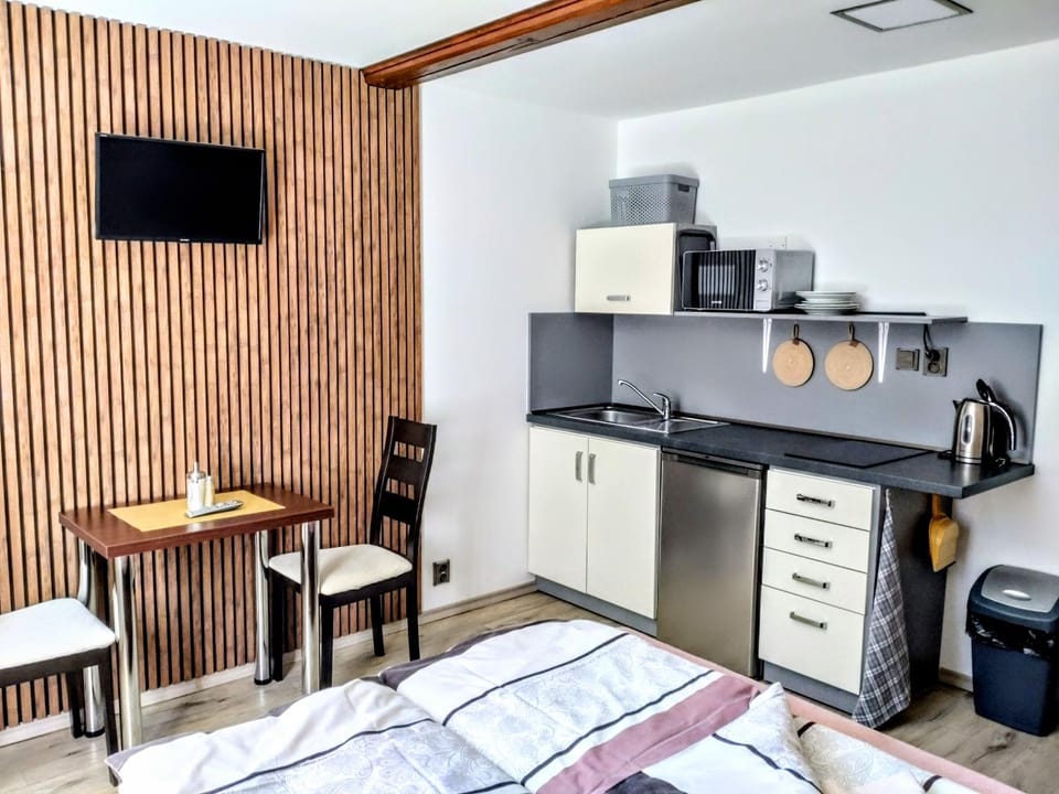 TV and multimedia, Kitchen or kitchenette, Dining area, stove