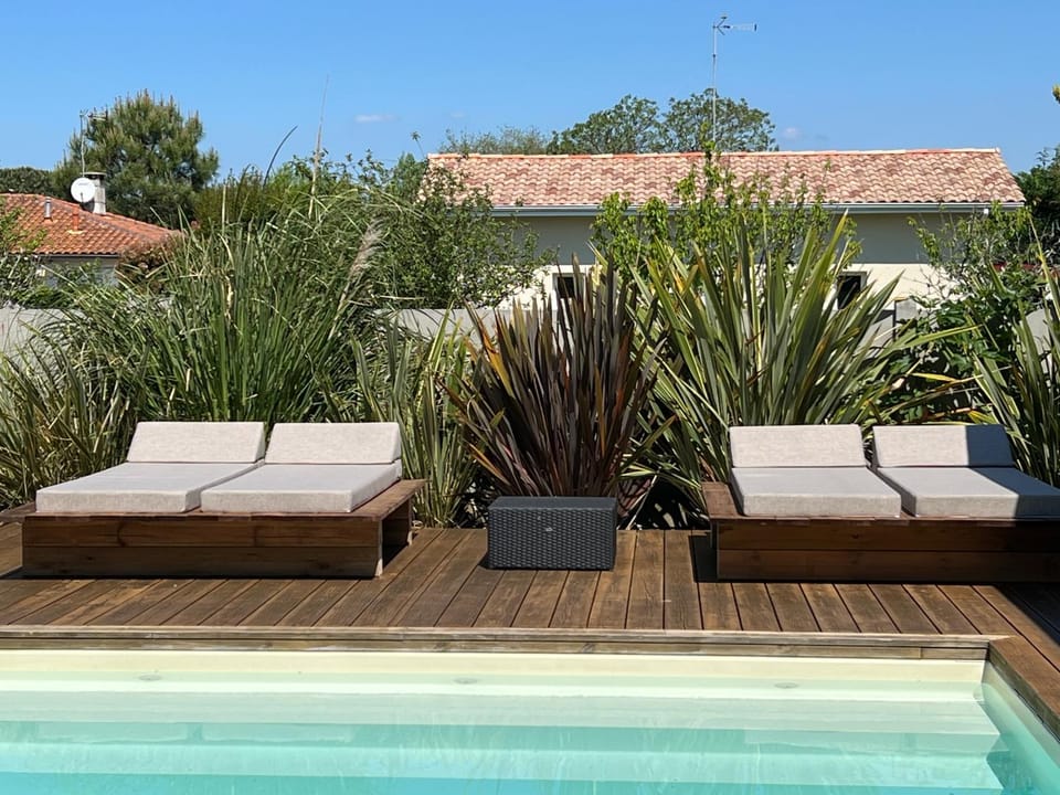 Swimming pool, sunbed