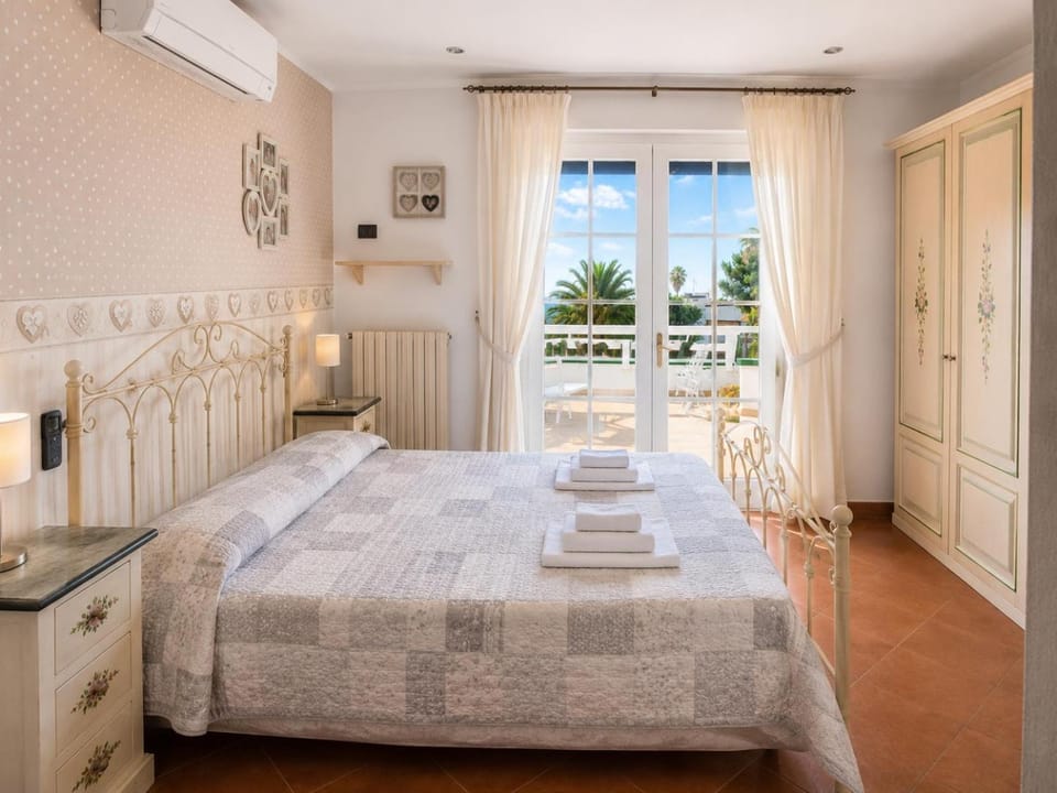 Bathroom, Bedroom, Sea view, towels, wardrobe, air conditioner