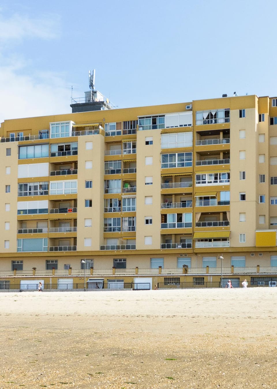Facade/entrance, Balcony/Terrace, Beach, City view, Sea view