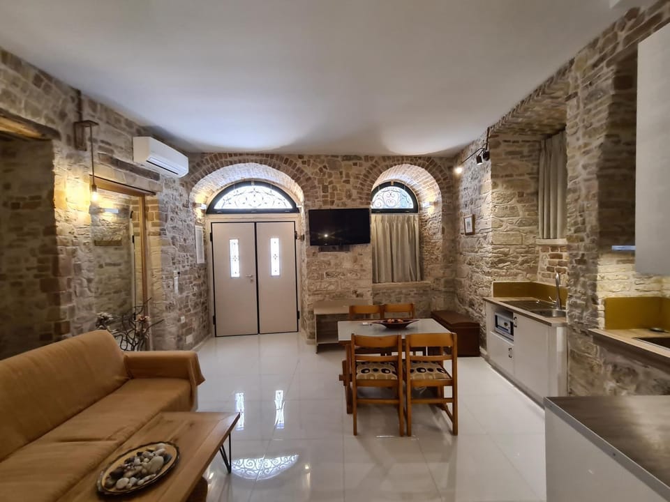 TV and multimedia, Living room, Seating area, Dining area, air conditioner