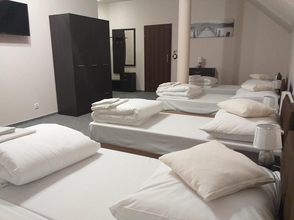 Restaurant/places to eat, Bed, TV and multimedia, Photo of the whole room, Bedroom, Breakfast, towels, wardrobe