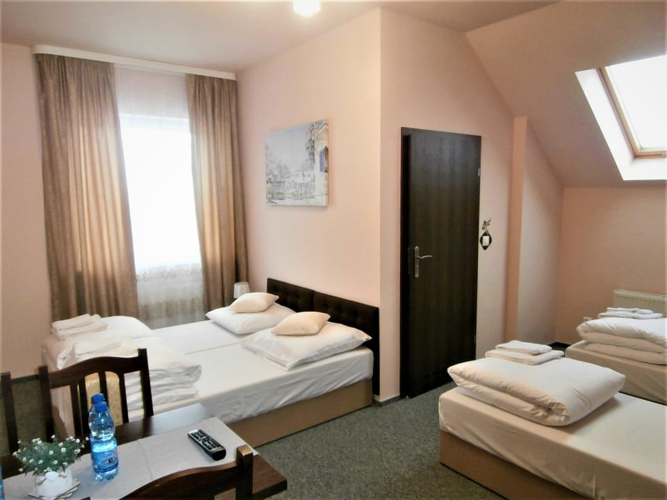 Restaurant/places to eat, Bed, Photo of the whole room, Bedroom, Breakfast, towels