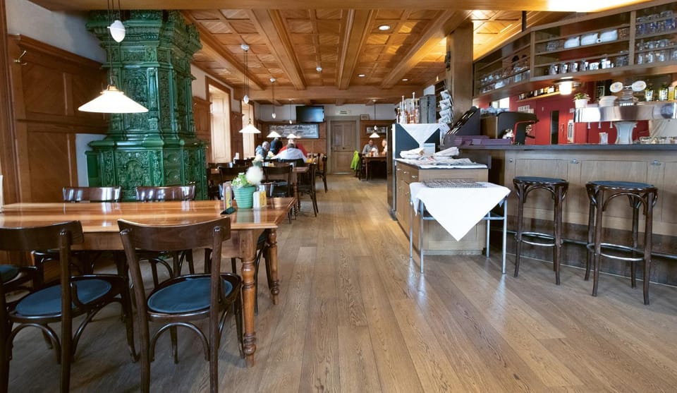 Restaurant/places to eat, Lounge or bar