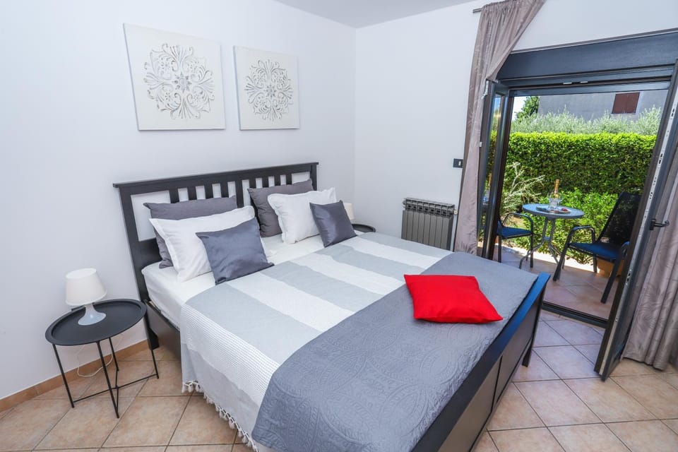 Bed, Balcony/Terrace, Photo of the whole room, Bedroom