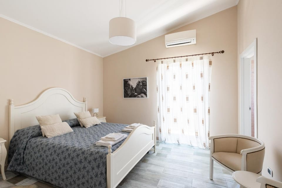 Villa Karina - Luxury Suite, Jacuzzi Pool & Garden Ostia Rome Apartment in Lazio