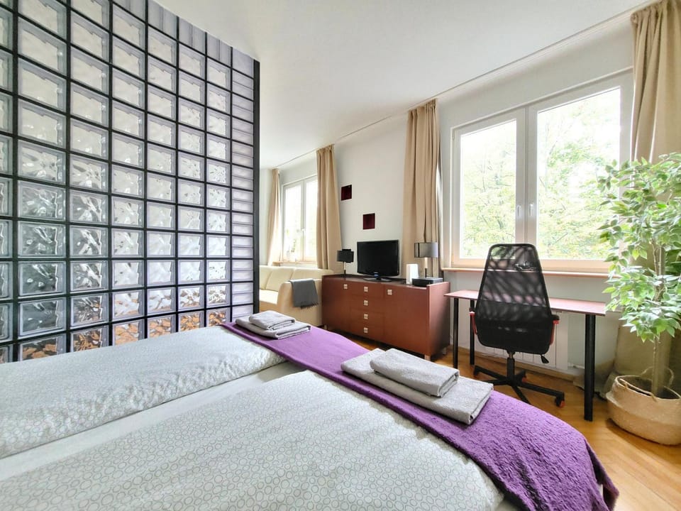 Bed, TV and multimedia, Bedroom, towels
