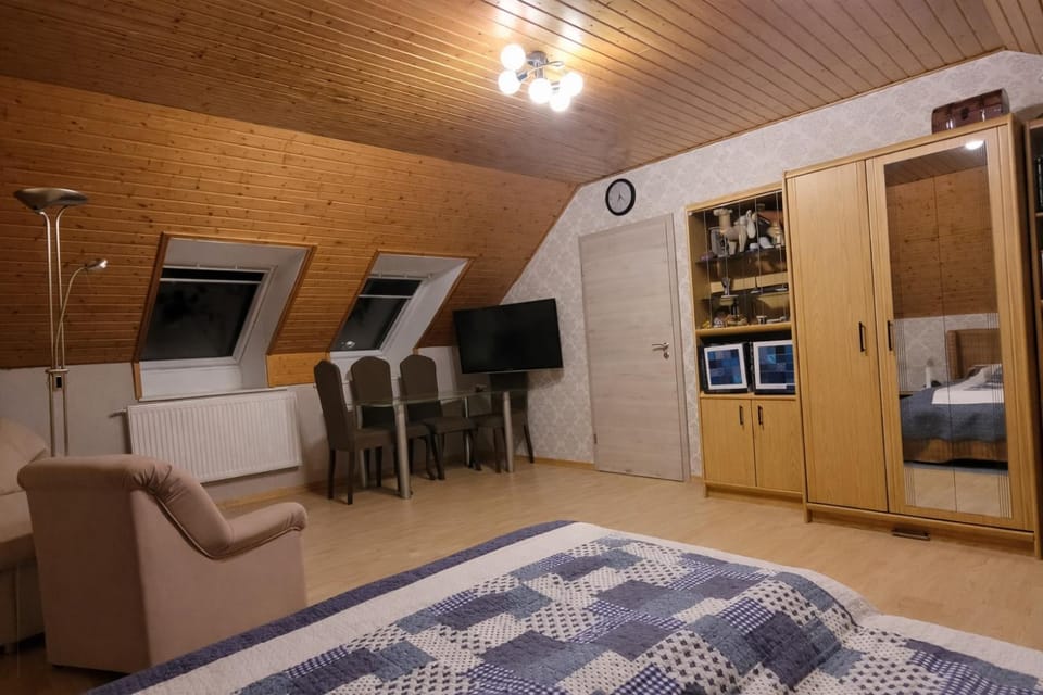 Bed, TV and multimedia, Photo of the whole room, Bedroom, wardrobe