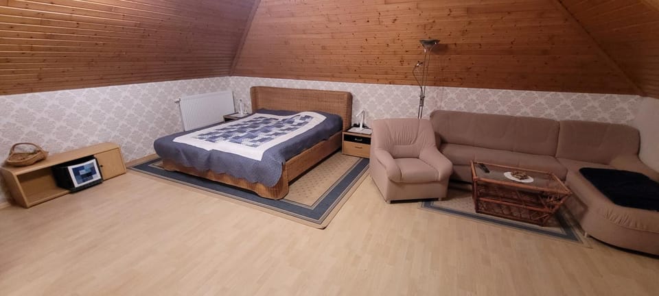 Bed, Photo of the whole room, Seating area, Bedroom