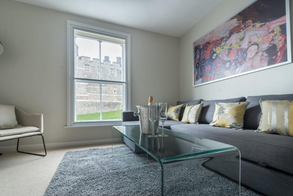 Central Windsor Apartment Facing the Castle Apartment in Windsor