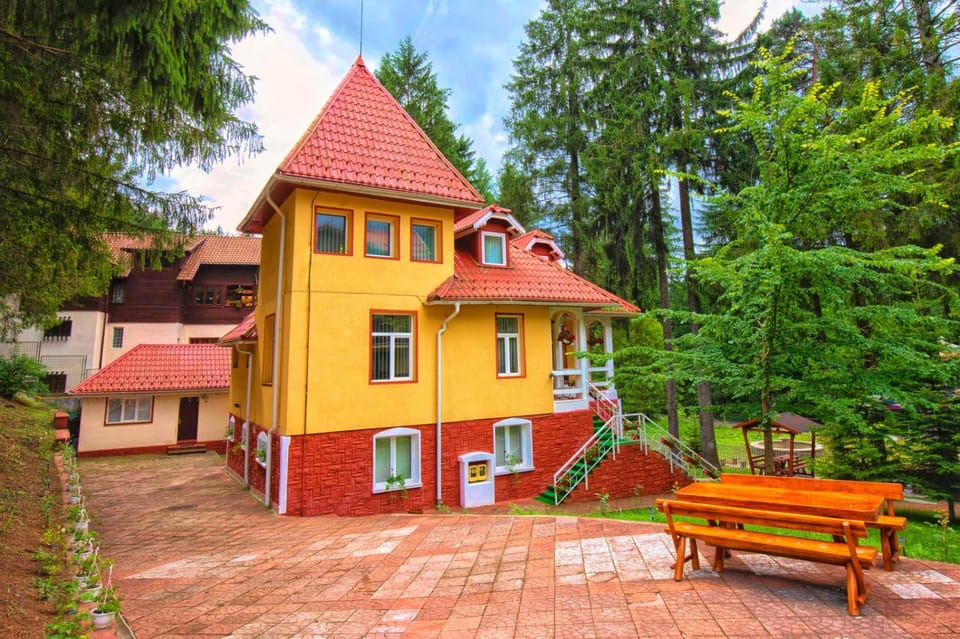 Property building, Facade/entrance, Garden, Garden view