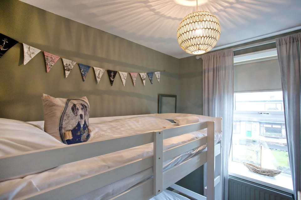 Bedroom, bunk bed