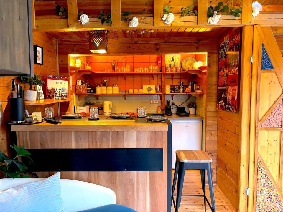 Kitchen or kitchenette, Breakfast, stove