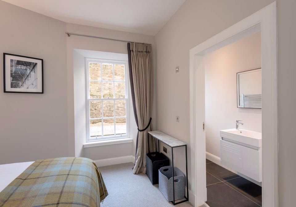 Bed, People, Bathroom, View (from property/room), Decorative detail, Bedroom, Guests, children, young children, older children, group of guests, cot, Family