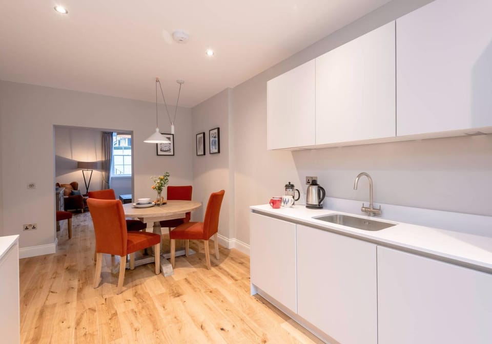 Day, People, Coffee/tea facilities, View (from property/room), Kitchen or kitchenette, Food and drinks, Decorative detail, Seating area, Dining area, Food, Guests, Breakfast, Continental breakfast, Buffet breakfast, Asian breakfast, Italian breakfast, English/Irish breakfast, American breakfast, Lunch, Dinner, Drinks, Alcoholic drinks, Non alcoholic drinks, children, group of guests, Family