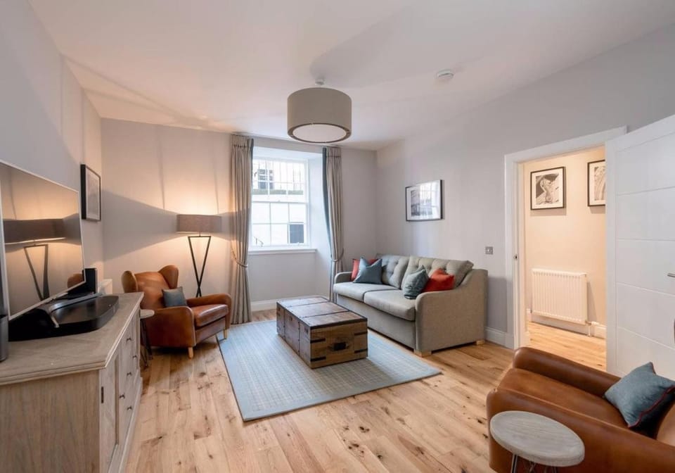 Day, People, Activities, TV and multimedia, Living room, Lounge or bar, Decorative detail, Seating area, Guests, Street view, Entertainment, Seasons, Time of day, Location, children, young children, older children, group of guests, cot, Family