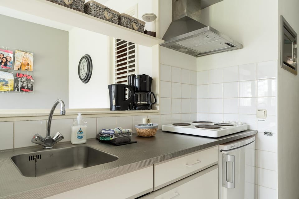 Coffee/tea facilities, Kitchen or kitchenette, stove