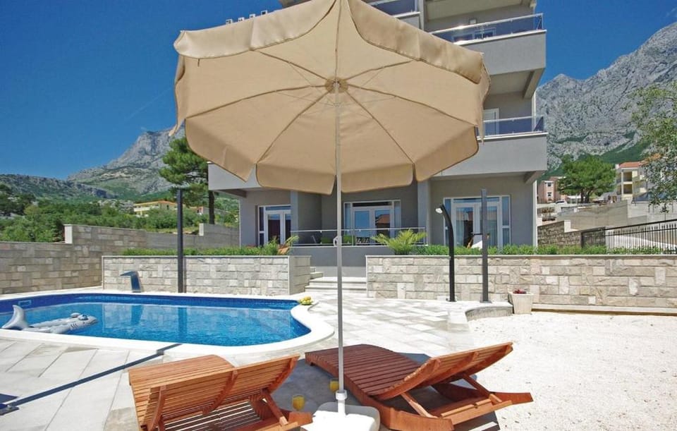 Property building, Patio, Facade/entrance, Day, Natural landscape, Mountain view, Pool view, Swimming pool, Swimming pool, sunbed