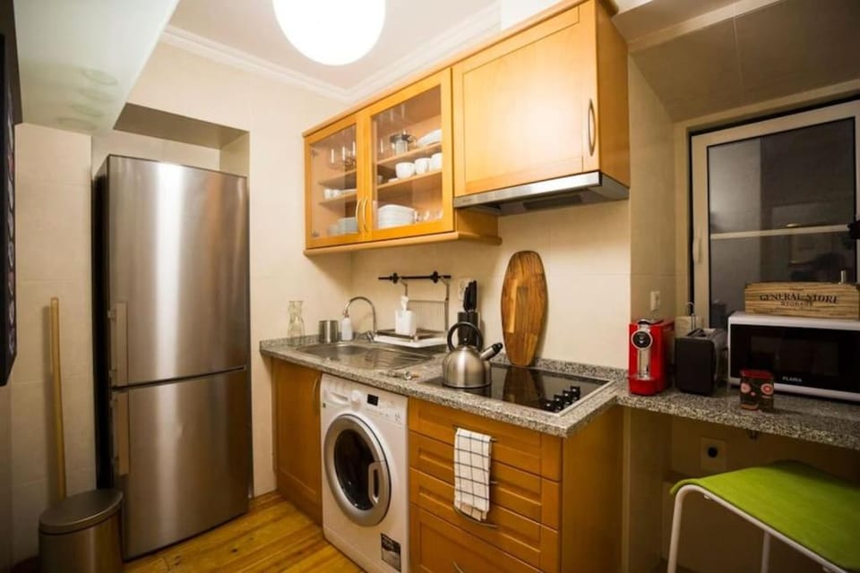 Kitchen or kitchenette, minibar, stove