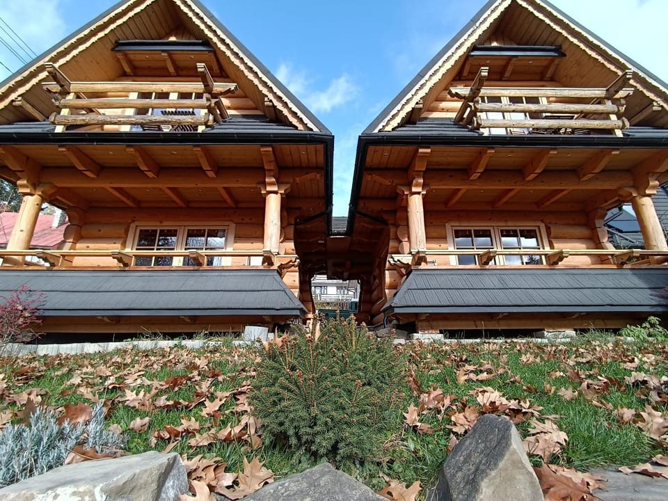 Property building, Day, Balcony/Terrace