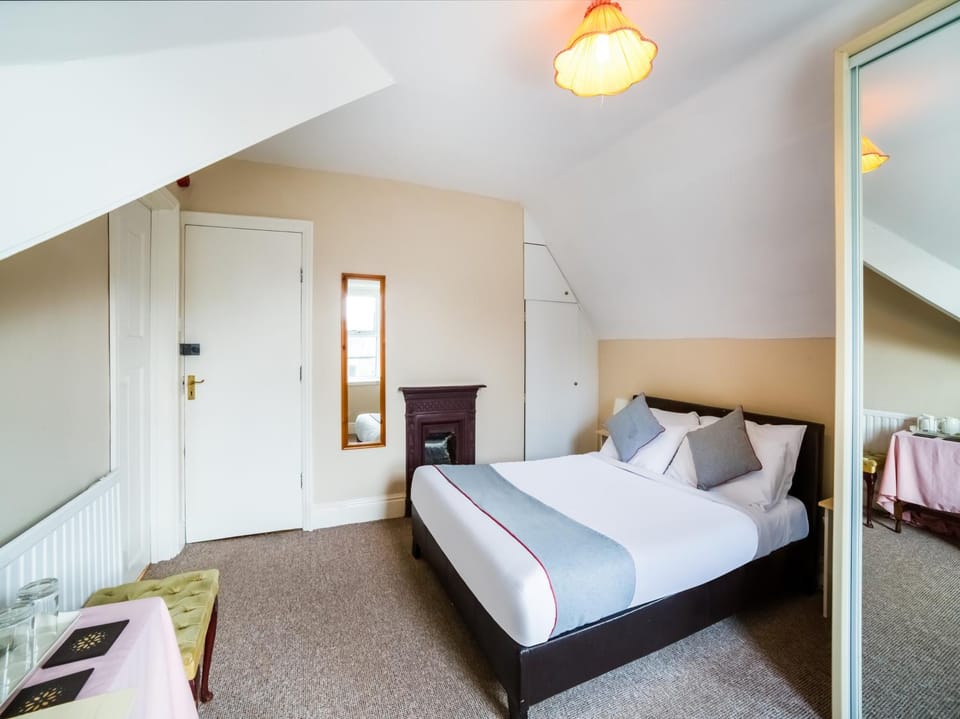 Bed, Photo of the whole room, Bedroom, wardrobe
