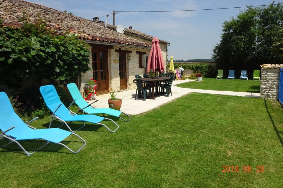 Le Chatenet Gite House in Nouvelle-Aquitaine