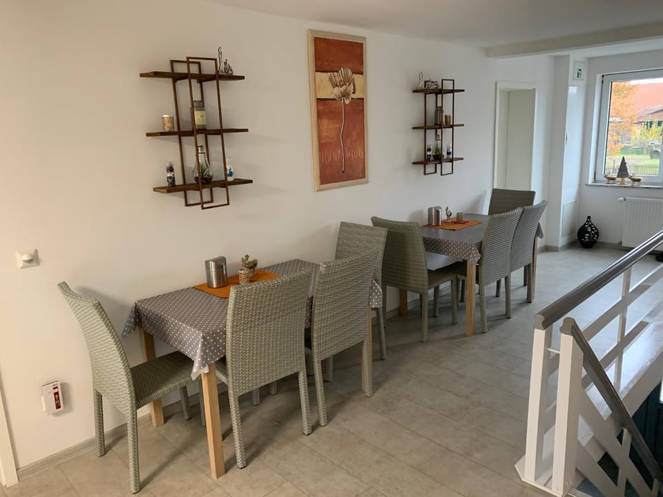 Restaurant/places to eat, Seating area, Dining area