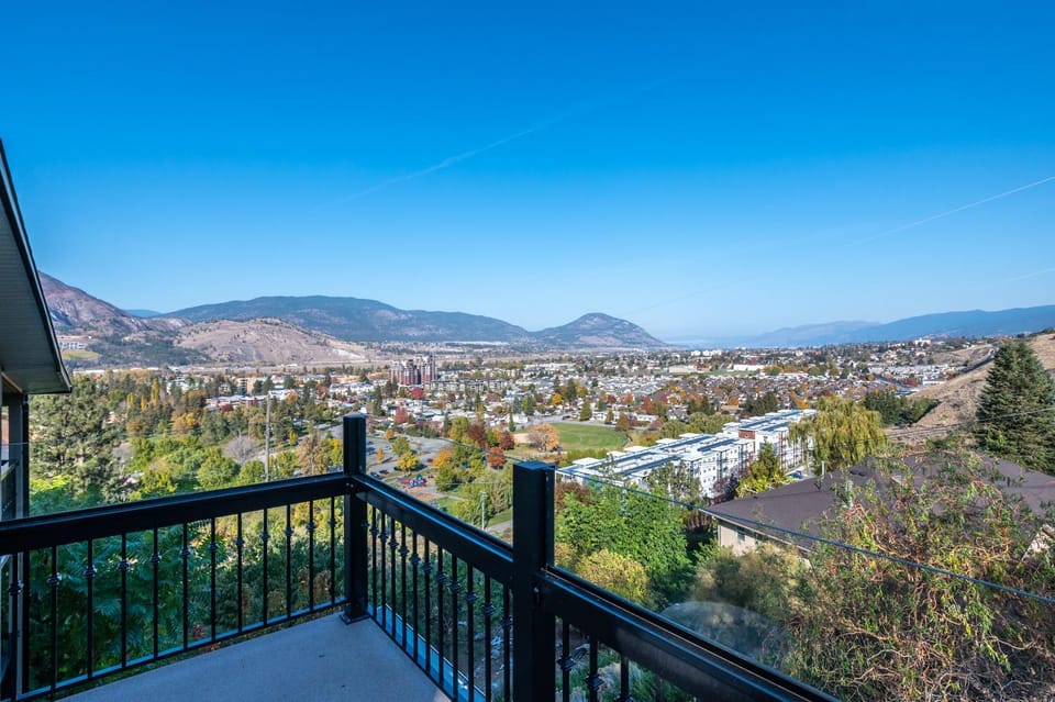 Above the Beach Guest Suites Bed and Breakfast in Penticton