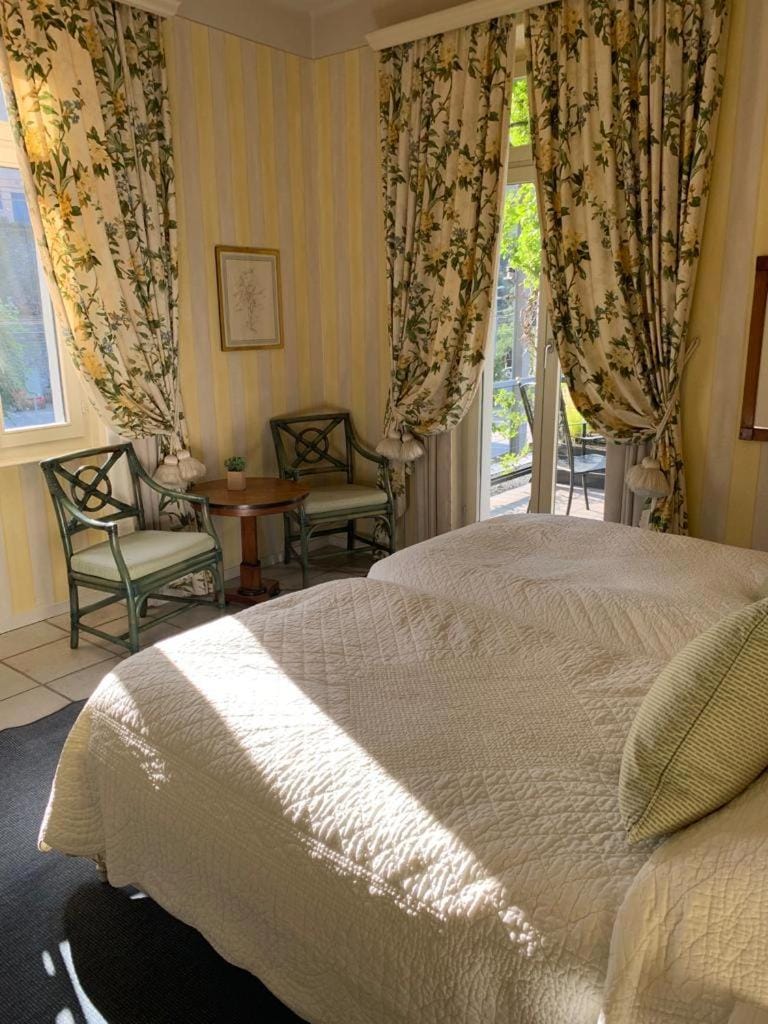 Bed, Photo of the whole room, Seating area, Bedroom