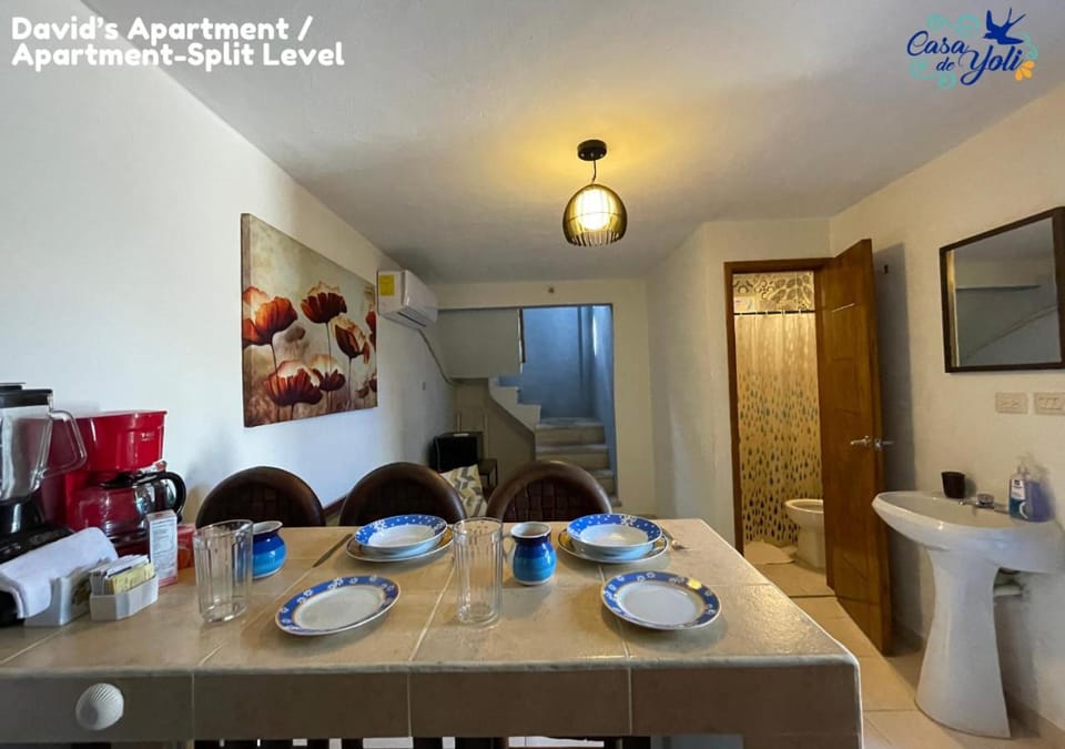 Coffee/tea facilities, Kitchen or kitchenette, Dining area, minibar