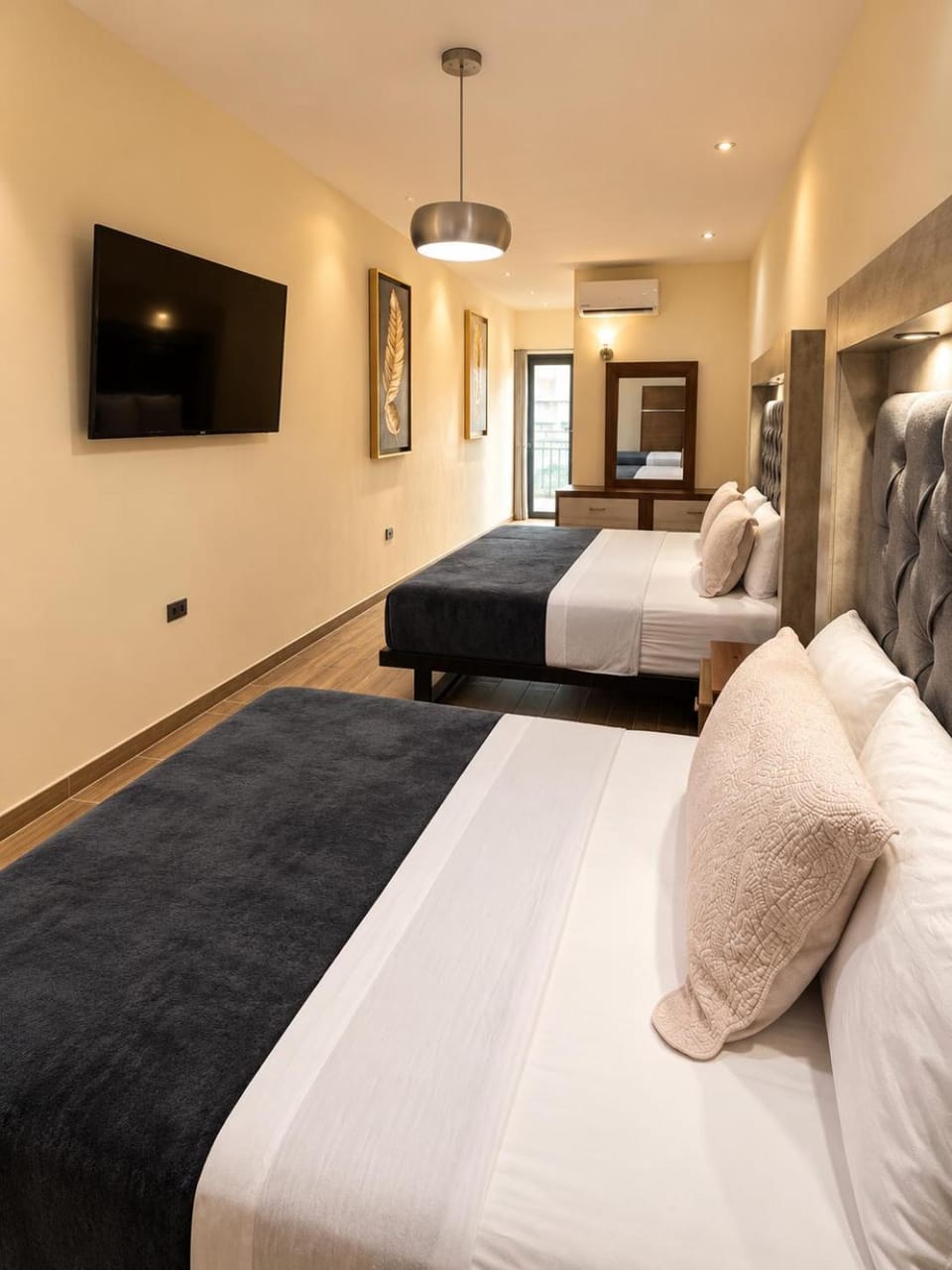 Bed, TV and multimedia, Photo of the whole room, Bedroom