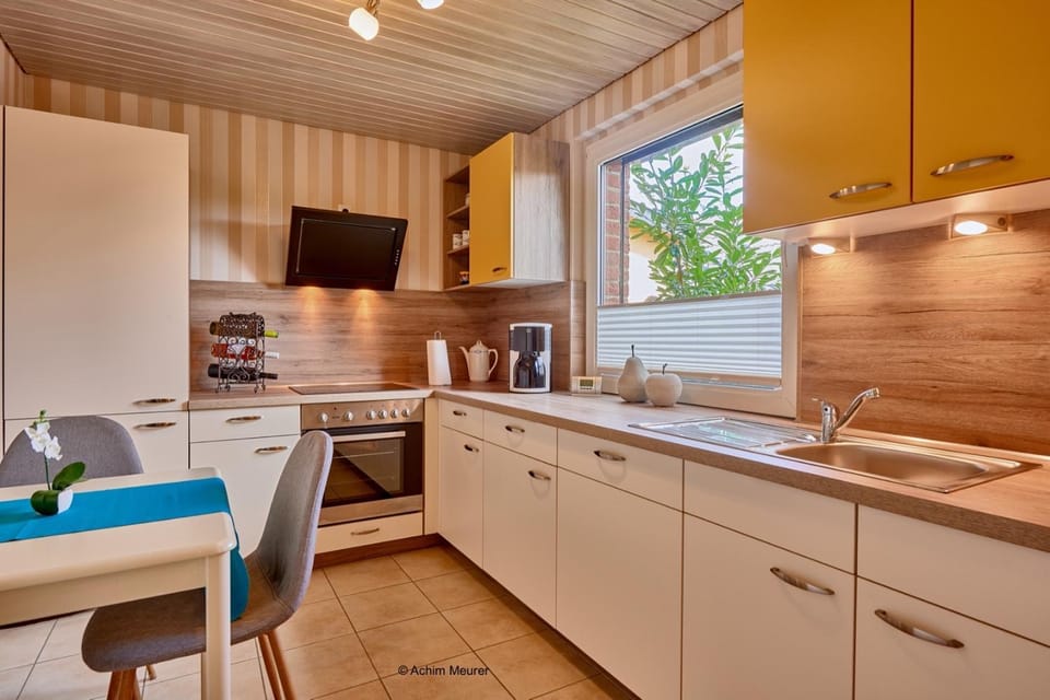 Coffee/tea facilities, Kitchen or kitchenette, Dining area