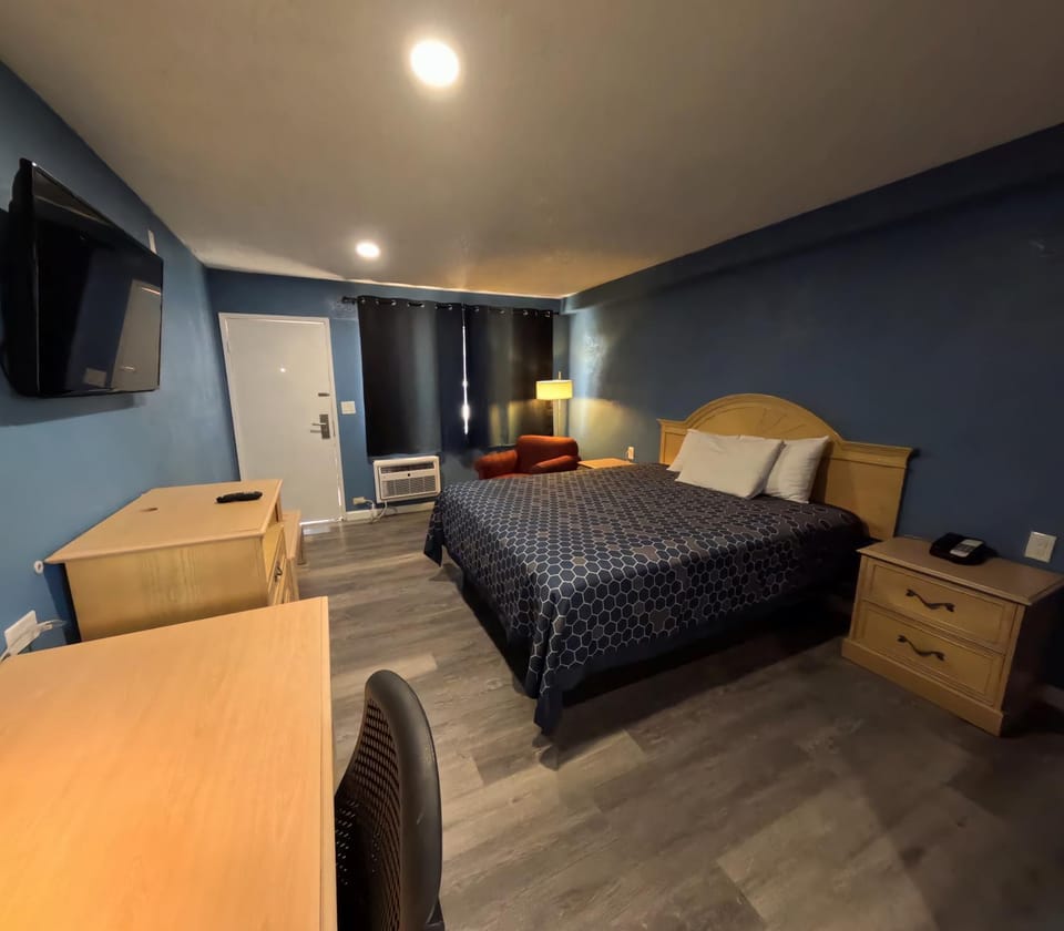 Bed, TV and multimedia, Photo of the whole room, Bedroom