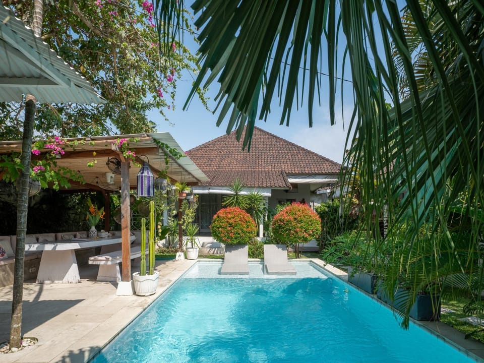 Property building, Restaurant/places to eat, Dining area, Swimming pool