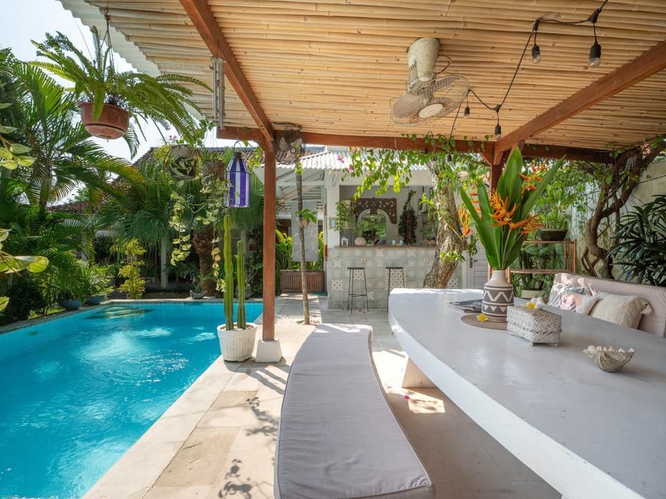 Kitchen or kitchenette, Seating area, Dining area, Communal kitchen, Pool view, Pool view, Swimming pool, kitchen