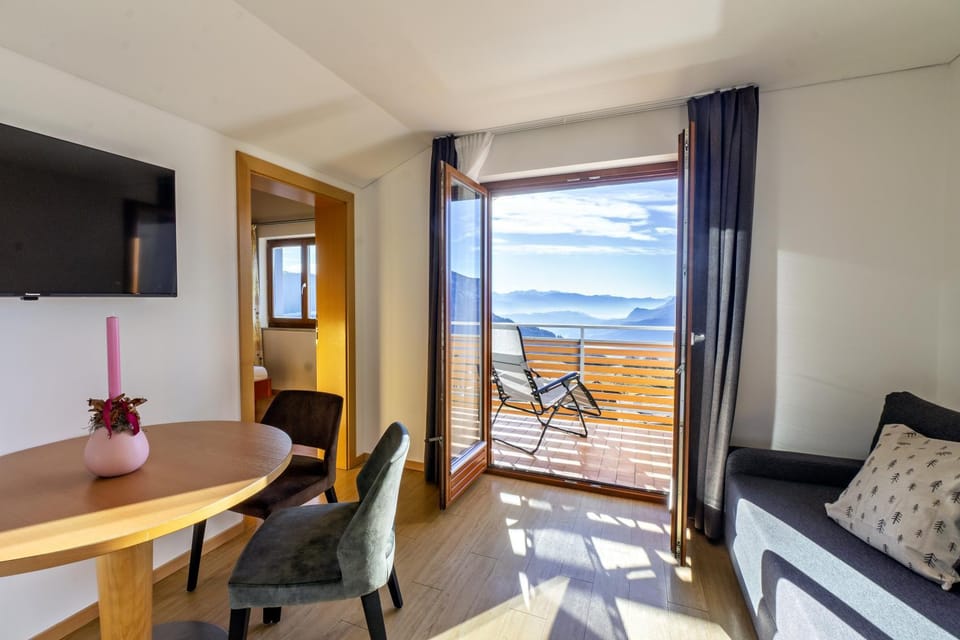 Natural landscape, TV and multimedia, View (from property/room), Balcony/Terrace, Living room, Seating area, Dining area