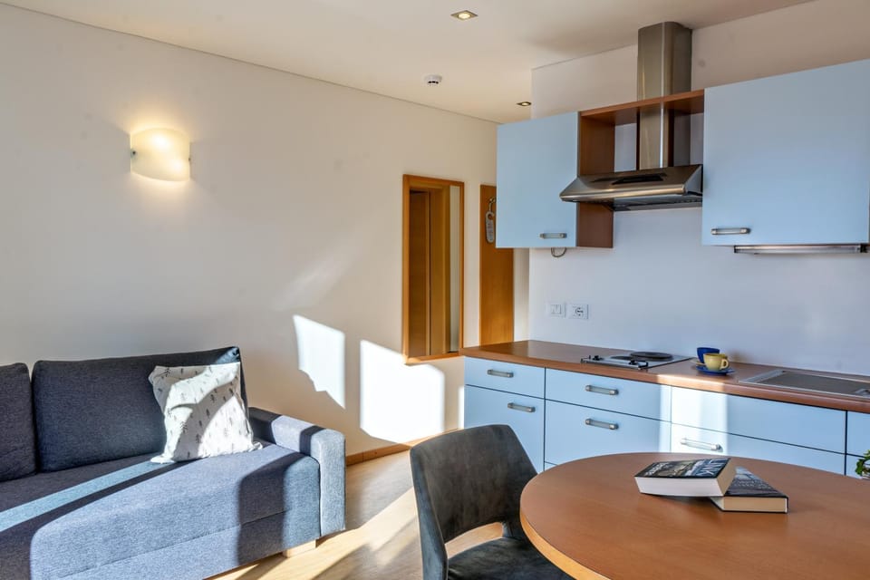 Kitchen or kitchenette, Living room, Seating area, Dining area, minibar, stove
