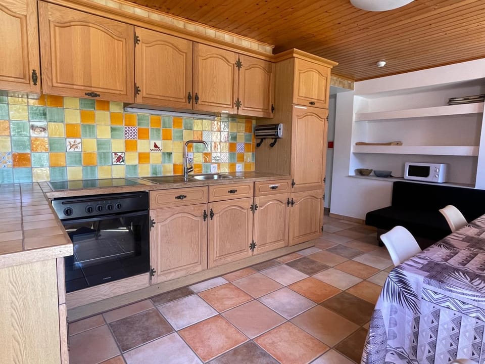 Kitchen or kitchenette, Dining area, dishwasher, minibar, pet friendly