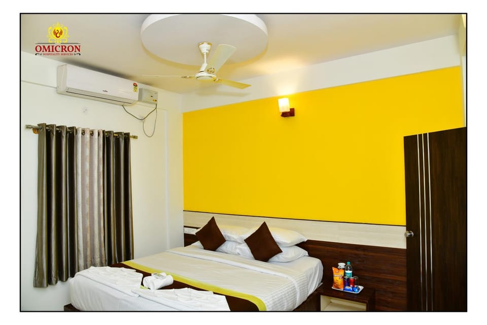 Bed, Photo of the whole room, Bedroom, fireplace, air conditioner