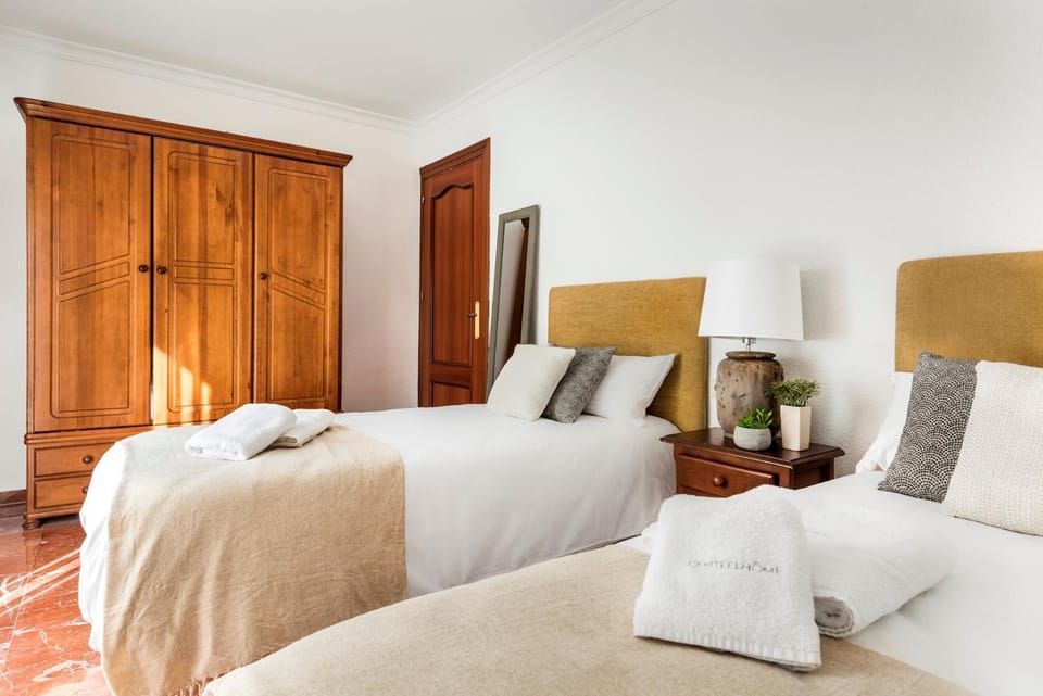 Bed, Other, Photo of the whole room, Bedroom, towels, wardrobe