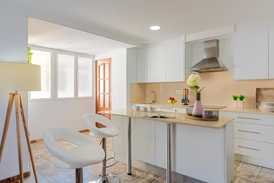 Kitchen or kitchenette, Other, Dining area, stove
