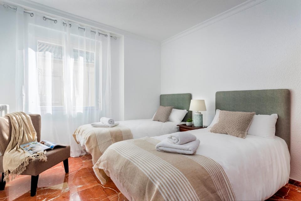Bed, Other, Photo of the whole room, Bedroom, towels