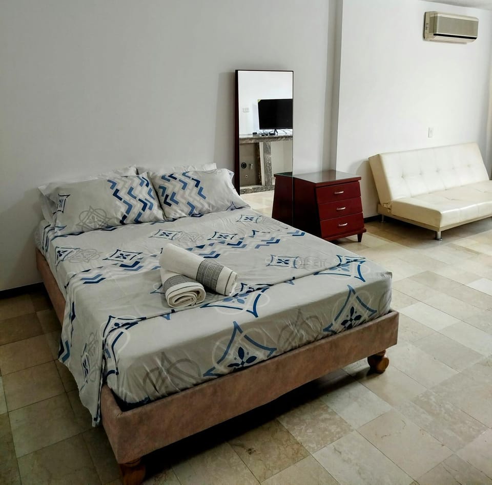 Bed, TV and multimedia, Living room, Photo of the whole room, Bedroom, air conditioner